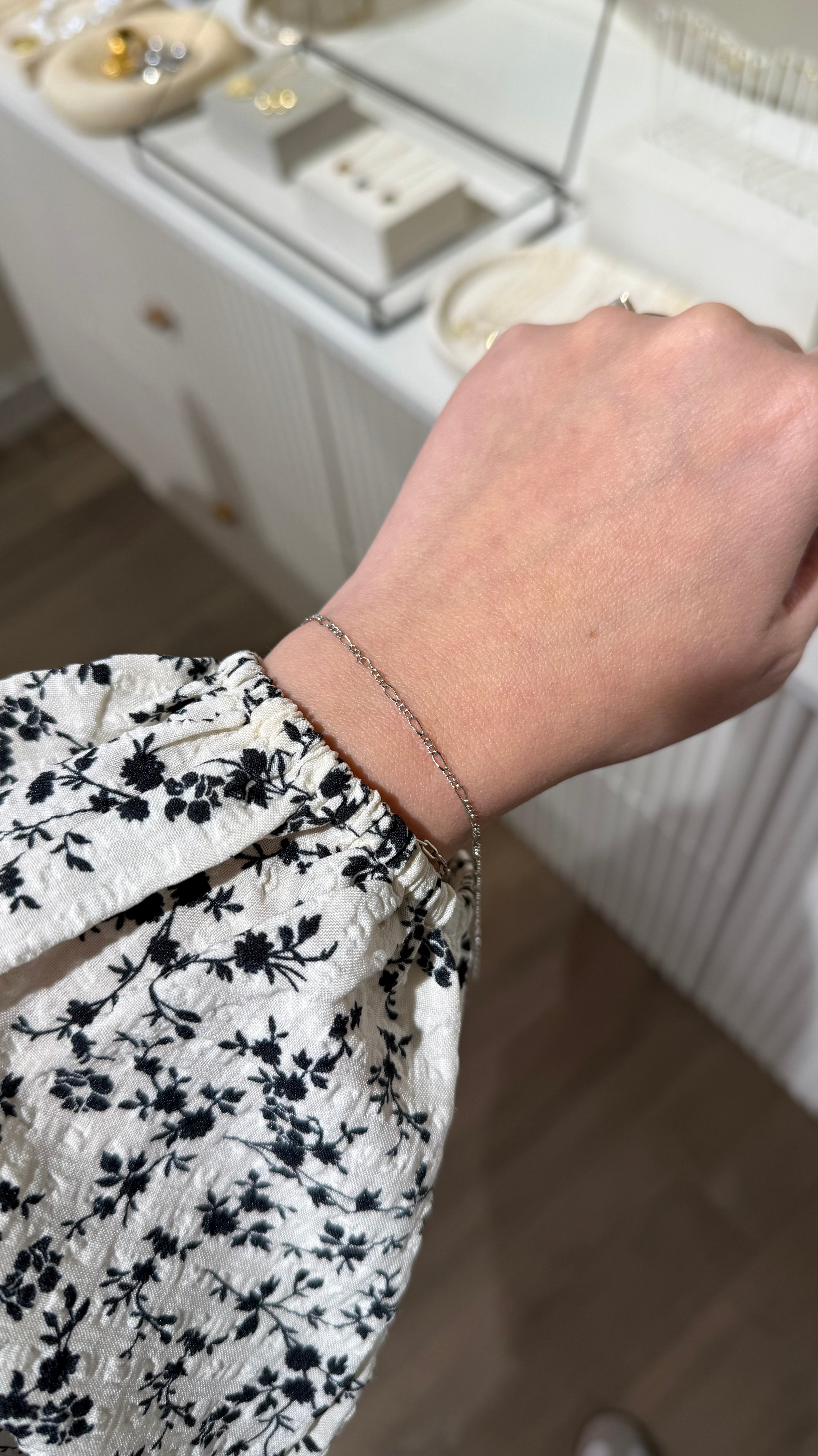 Pulsera fígaro plateada permanente