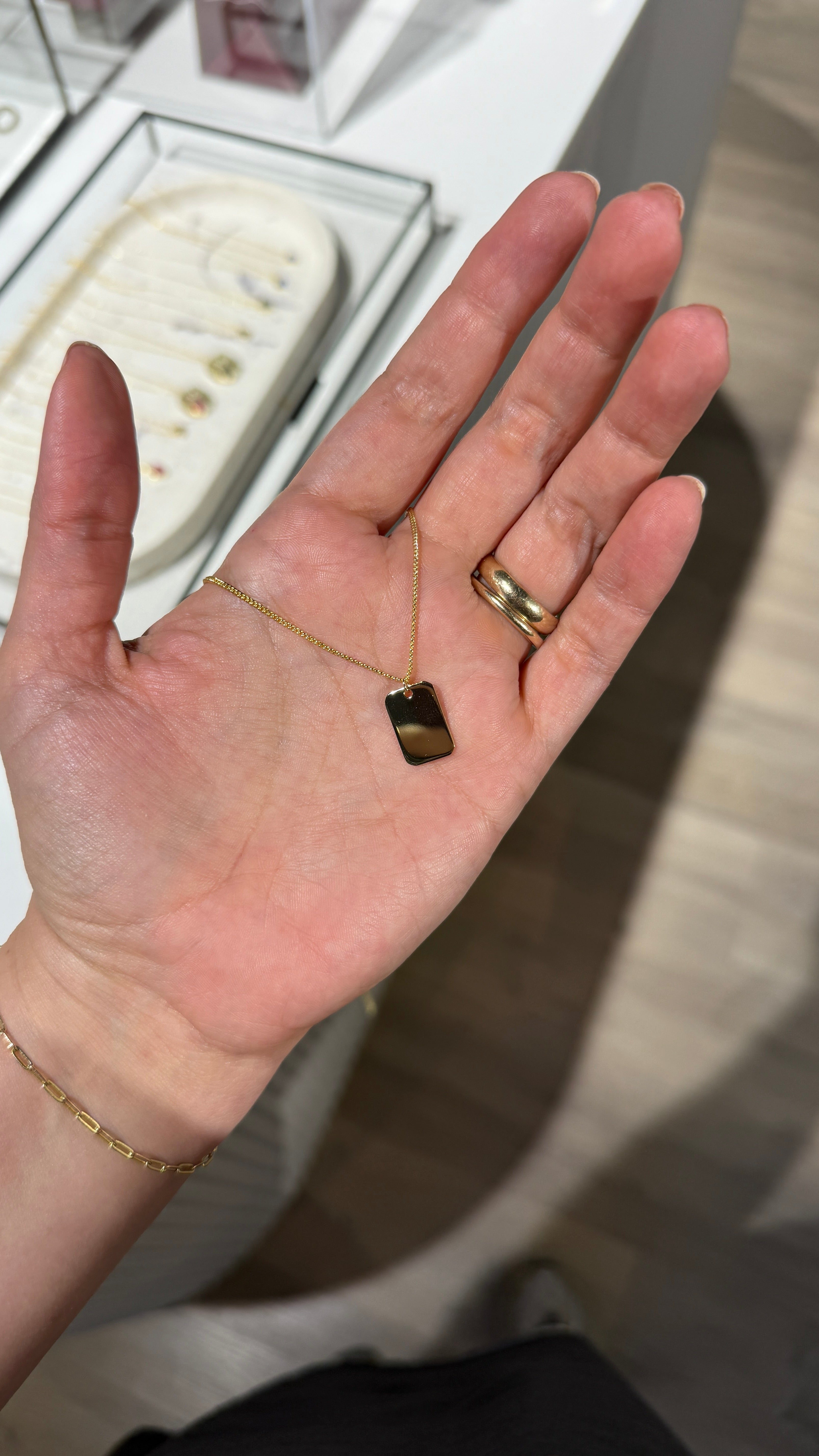 Placa para hombre dorada