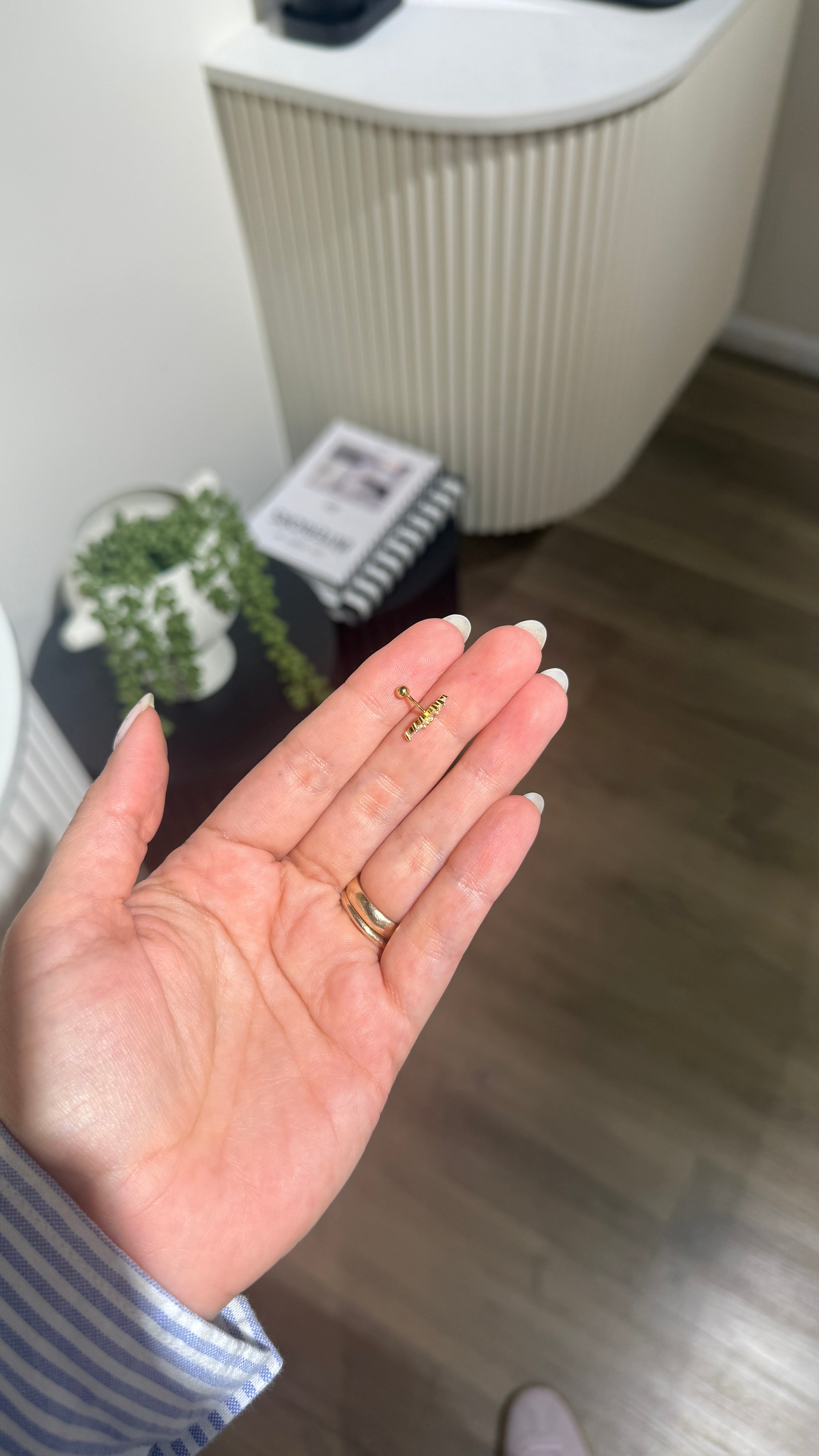 Alas piercing gold