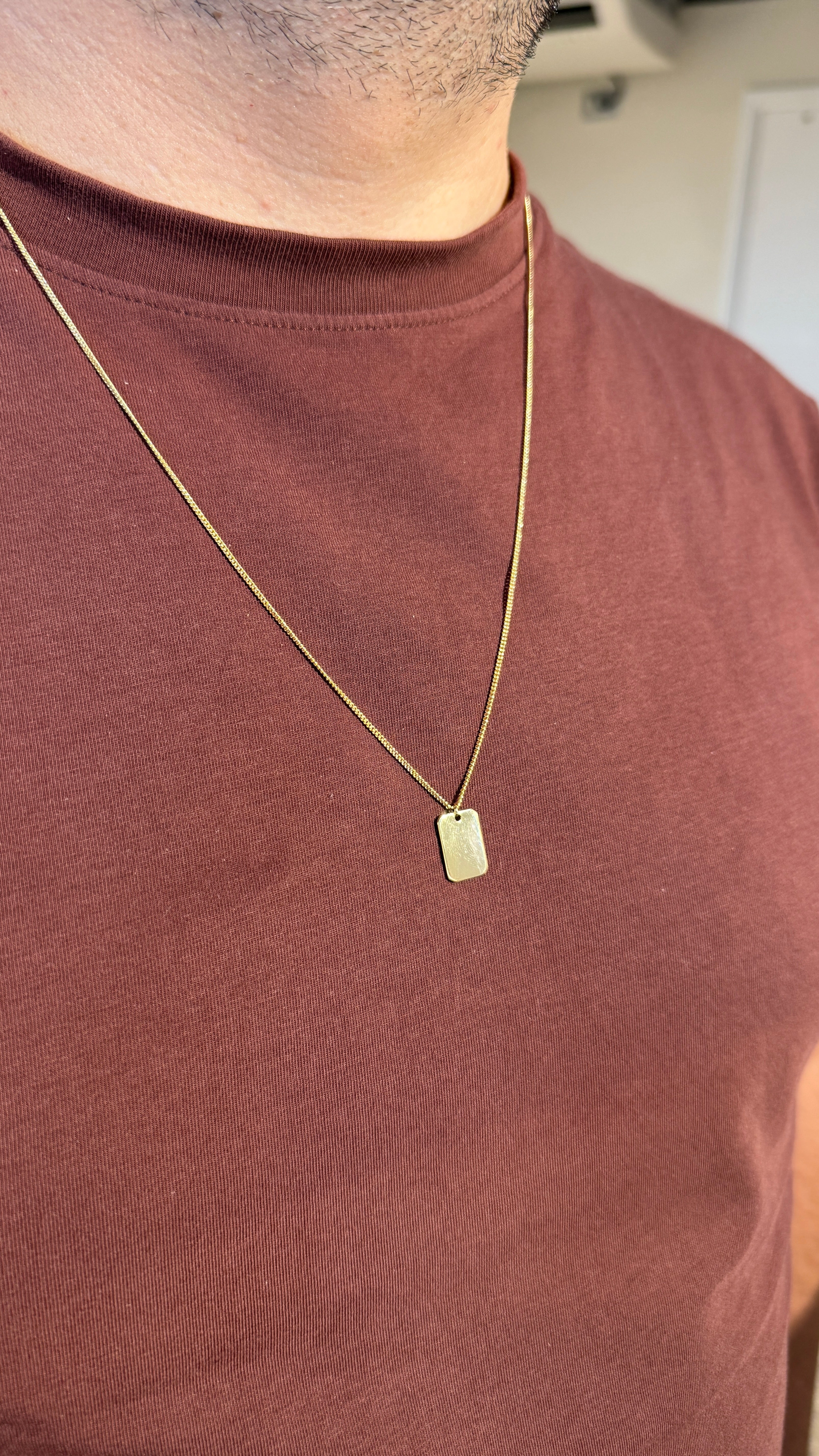 Placa para hombre dorada